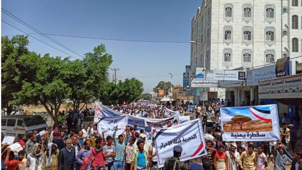 الآلاف يتظاهرون في تعز للمطالبة بتحريرها من الحوثيين