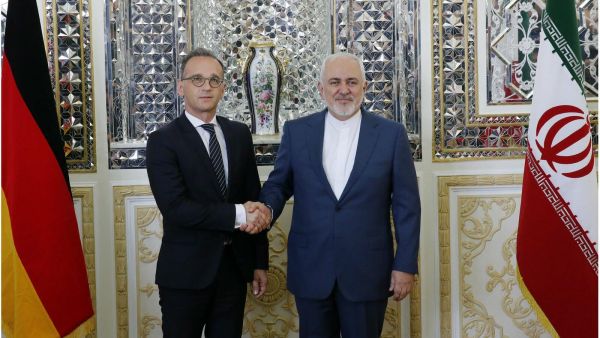 وزير الخارجية الألماني هايكو ماس (يسار) مصافحا نظيره الايراني محمد جواد ظريف