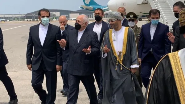 ظريف يجدد تأييد إيران لهدنة باليمن خلال لقائه مسؤولا حوثيا في مسقط 