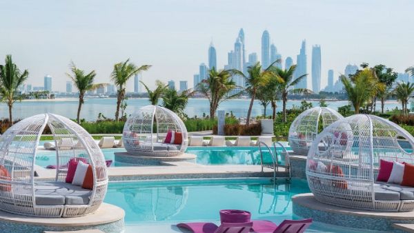 ينبغي على الزوار إبراز نسخة من تذكرة طيران الإمارات أو بطاقة الصعود إلى الطائرة لموظفي الاستقبال في الفنادق عند تسجيل الوصول.