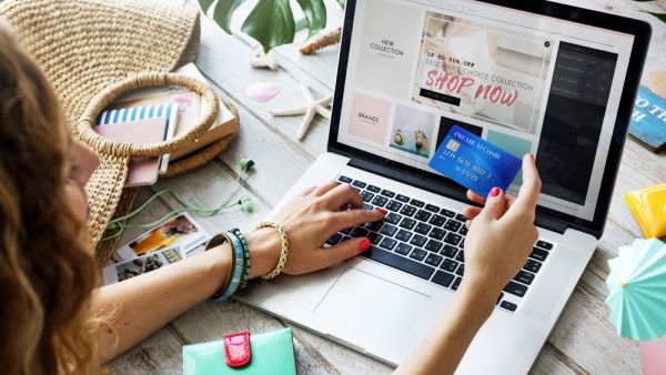 الإمارات: ارتفاع الإقبال على التسوق الإلكتروني