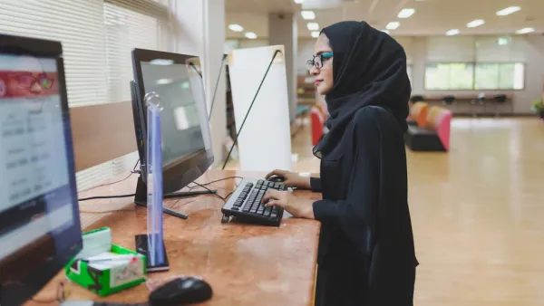 يتميز البرنامج بتقليل التكلفة على الموظف وصاحب العمل، حيث لا يحتاج الموظف للانتقال من منطقة إقامته إلى المنطقة التي توجد فيها المنشأة