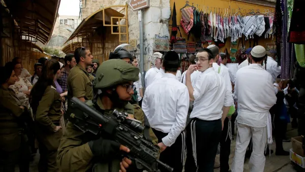 Israeli soldiers stand guard (AFP)