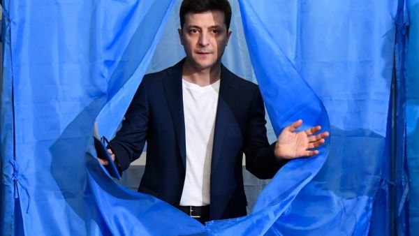 Ukrainian comedian and presidential candidate Volodymyr Zelensky walks out of a voting booth at a polling station during the second round of Ukraine's presidential election in Kiev on April 21, 2019.  GENYA SAVILOV / AFP