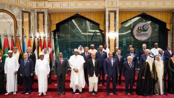 Saudi Arabia's King Salam bin Abdulaziz (R) poses for a family picture with OIC heads of state and officials at the opening of a summit of the 57-member Organization of Islamic Cooperation (OIC) in the Saudi holy city of Mecca (AFP)