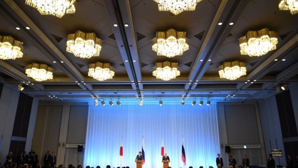 Japan's Prime Minister Shinzo Abe and Russia's President Vladimir Putin attend a press conference after the G20 Summit in Osaka on June 29, 2019.  Yuri KADOBNOV / POOL / AFP
