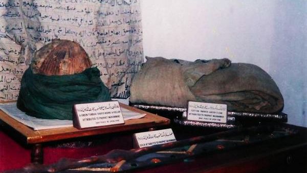 The turban and cloak of the Prophet Muhammad (Twitter)