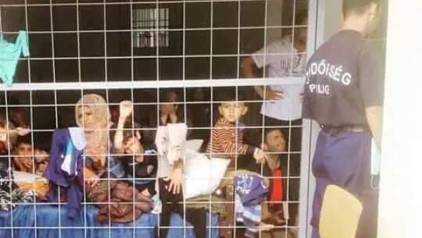 Syria'n families imprisoned in a cage in Hungary  (Twitter)