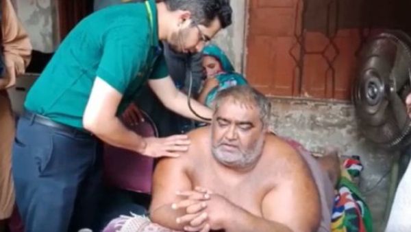 The "heaviest" man of Pakistan weighs over 330 kg (Twitter)