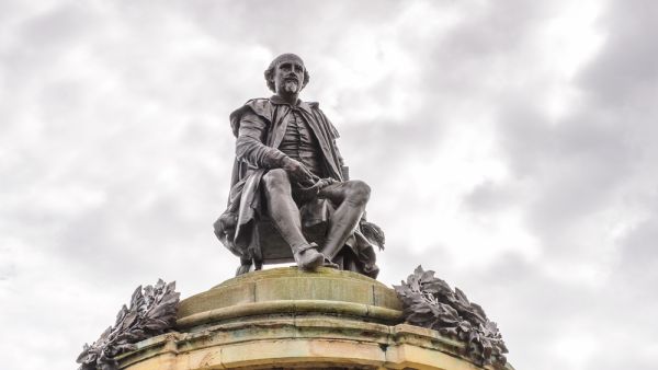William Shakespeare statue (Shutterstock)	