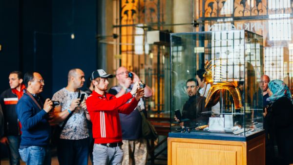 Crowd watching Golden death mask of Tutankhamen (Shutterstock)	