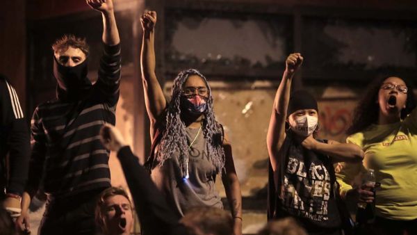 أقدم على احتجاز أحد الابناء