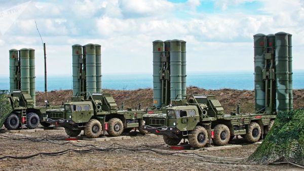 تتدرب وحدات الدفاع الجوي المشتركة لروسيا ومصر خلال المناورات على حماية المطارات العسكرية من هجمات الطائرات المعادية 