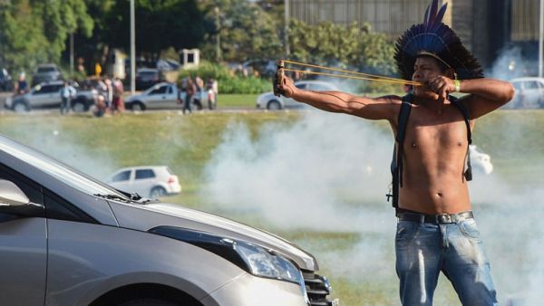 وأكدت المحكمة الاتحادية البرازيلية العليا (أعلى محكمة) حق السلطات المحلية في إعلان تدابير الحجر الصحي في أراضيها.