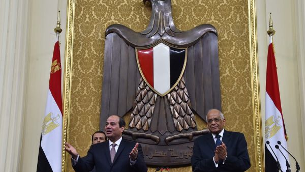 ويتم انتخاب ثلثي أعضاء مجلس الشيوخ بينما يعين الرئيس بقية الأعضاء.