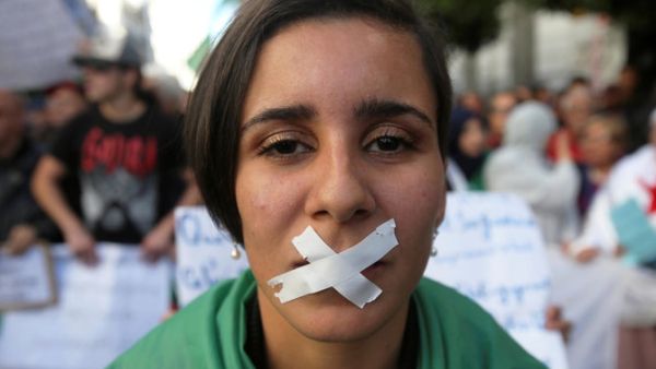 وأكد شهود توقيف متظاهرين.