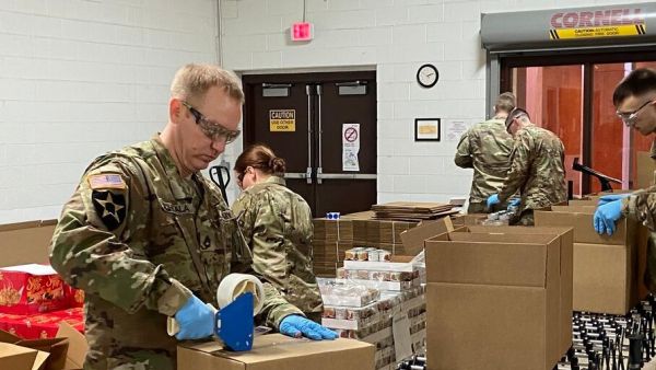 كان القبطان بريت كروزير قد أُعفي يوم الخميس من قيادة الحاملة البالغ عدد أفرادها 5000 فرد