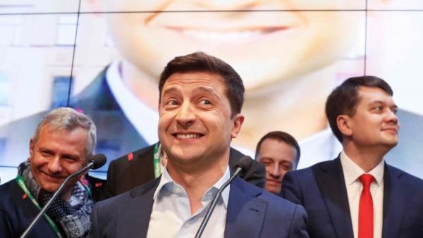 حصل زيلينسكي، على 73.22 بالمئة من الأصوات، مقابل حصول منافسه الرئيس الأسبق بيترو بوروشينكو على 24.45 بالمئة