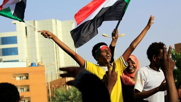 وشدد رئيس المجلس العسكري الانتقالي في السودان، أن البلاد تتجه الآن نحو "مرحلة البناء"