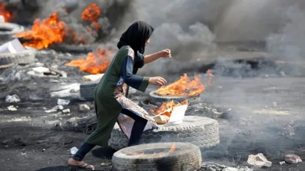 وأكد المتظاهرون أن سقف مطالبهم "لن يقف عند حد" وأن أبسط تلك المطالب الآن "هو إقالة مصطفى الكاظمي".