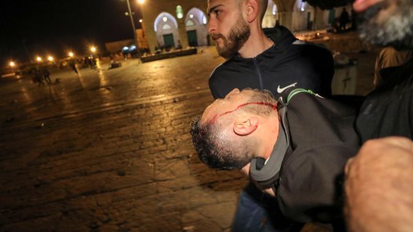 يحتج الفلسطينيون على قرارات إسرائيلية، بإخلاء عائلات فلسطينية من منازل شيدتها عام 1956