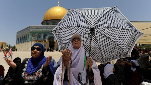 انتشرت قوات الاحتلال في شوارع مدينة القدس ونصبت السواتر الحديدية على مداخلها