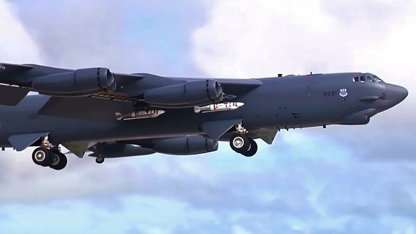 وتستطيع الـ B-52 أيضا حمل قنابل "بايفواي" الذكية الموجهة بالليزر، كما أنها مزودة بحجرات قناصة.