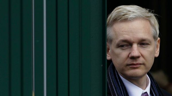 قال رئيس الإكوادور لينين مورينو، إنه يفضل لمؤسس موقع "ويكيليكس" أن يسلم نفسه للسلطات