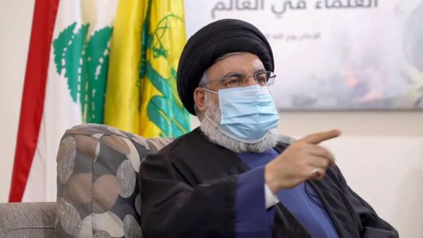 رفاهية اللبنانيين ليست من أولوياته وصلب تفكيره، فهو مهووس بنا، والتزامه الشديد بحرس الثورة الإيراني