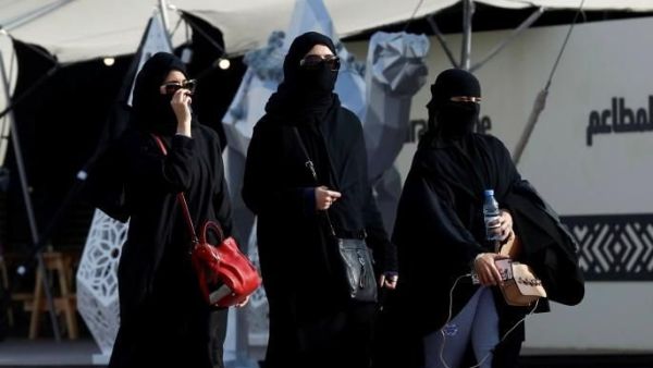 ساعات متواصلة خلال ثلاثة أيام في أرجاء الموقع الذي بني خصيصا للحفل في الصحراء قرب الرياض