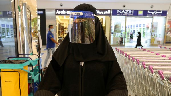ضرورة الالتزام بالإجراءات الوقائية والتباعد ووضع الكمامات وتجنب الأماكن المزدحمة.