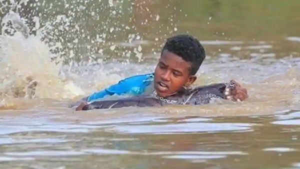 تكدس السكان في قوارب لتفقد منازلهم، إذ غمرت المياه أنحاء من العاصمة الخرطوم 