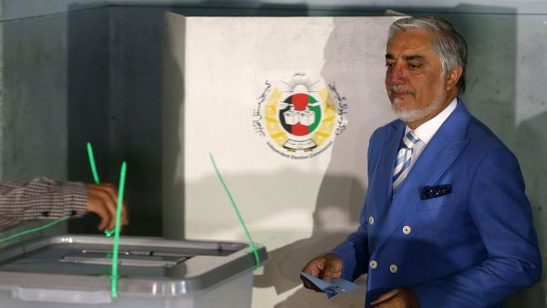 لا يزال الرئيس الأفغاني أشرف غني ومنافسه عبدالله عبدالله يتنازعان منصب الرئاسة