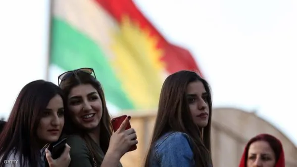 واعتراضاً على القرار، تظاهر العشرات وسط السوق الشعبية في مدينة القامشلي، غالبيتهم من أصحاب المحال التجارية.