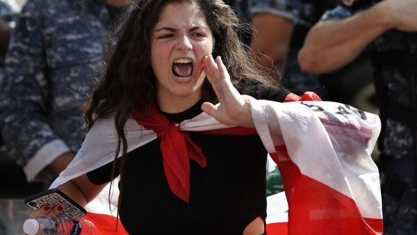  يعاني لبنان منذ نحو أسبوعين من “شلل سياسي”، رافقه مخاوف واسعة من “انهيار اقتصادي” 