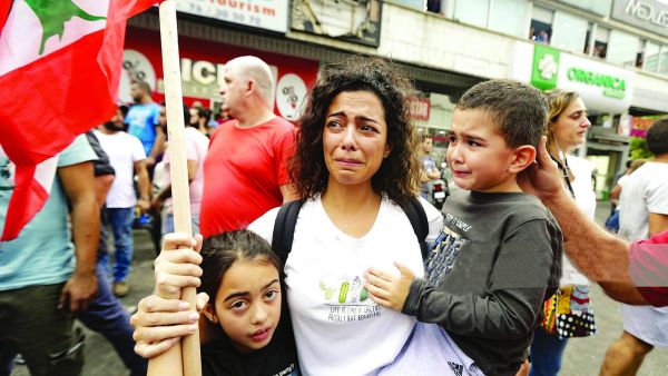  المحتجين بعد سماع كلمة رئيس الجمهورية العماد ميشال عون، جددوا تأكيدهم على "مواصلة التحرك