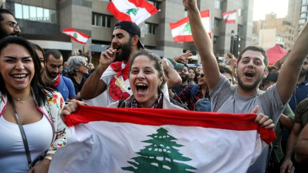 حق التظاهر السلمي والتعبير عن الرأي المصان بموجب أحكام الدستور وبحمى القانون