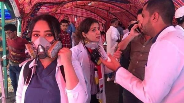 مسعفات عراقيات يساند المحتجين 