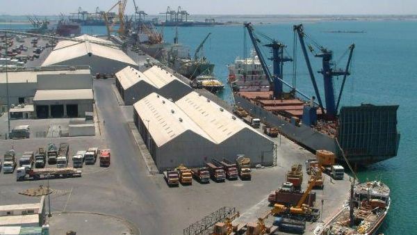  الكمیة الموجودة في میناء عدن ھي تقریبا 4900 طن، بینما الكمیة التي انفجرت في میناء بیروت 2750 طنا فقط