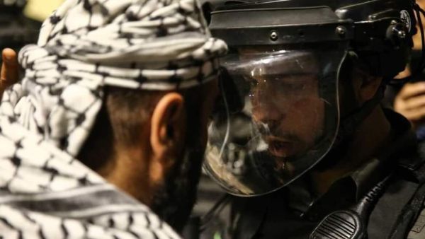 اندفع عشرات الجنود بالاعتداء على المواطنين بوحشية