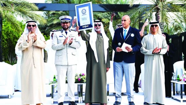 الشيخ نهيان بن مبارك آل نهيان يتسلم رقم "غينيس" القياسي