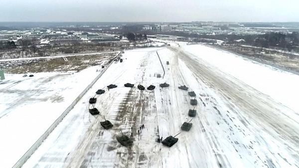 ضابط يطلب حبيبته للزواج بـ 16 دبابة