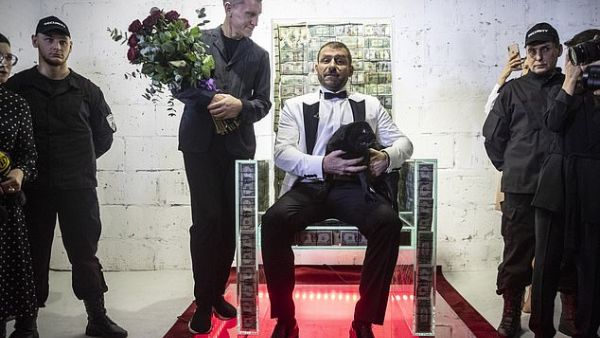 عرش زجاجي يحوي بداخله مليون دولار أمريكي