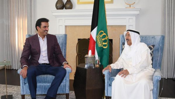 أمير الكويت يستقبل نظيره القطري 
