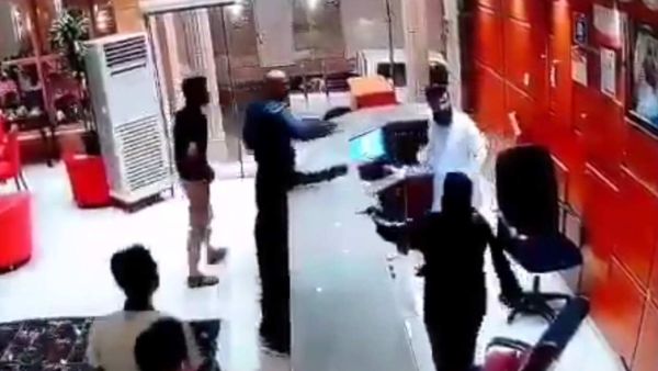  رجل يضرب موظفة سعودية يشعل مواقع التواصل
