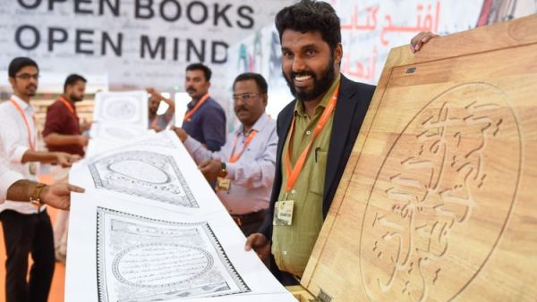 محمد دليف مع أطول نسخة قرآنية مكتوبة باليد