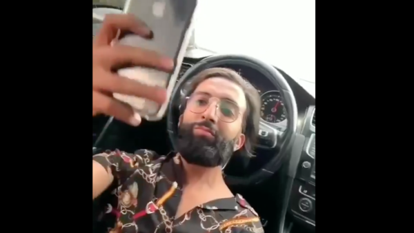 شاب مغربي يسوق سيارة برأسه