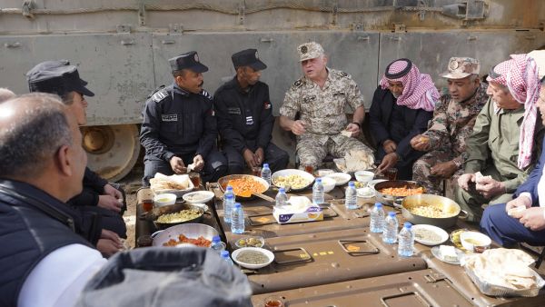 العاهل الأردني يأكل قلاية البندورة