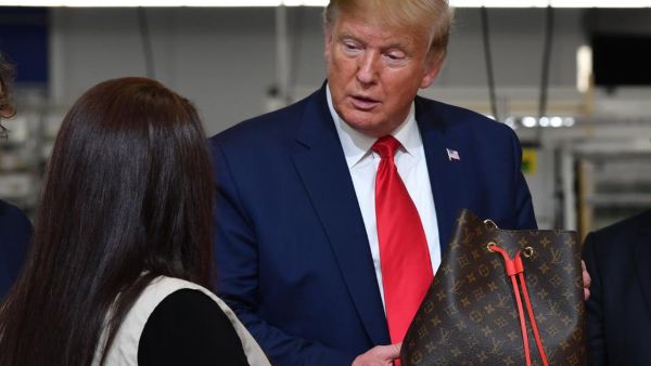 الرئيس الأمريكي يحمل حقيبة LV