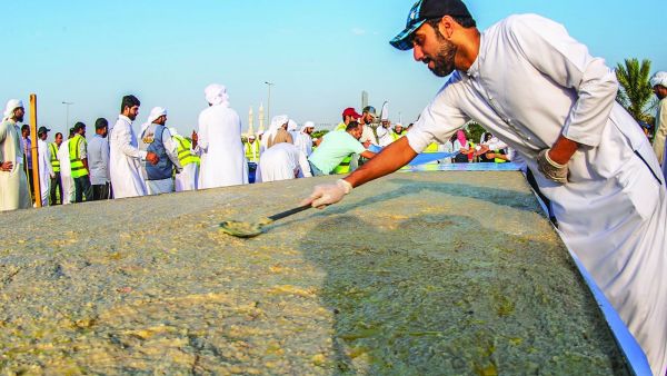 الإمارات تدخل موسوعة "غينيس" بأطول طبق "هريس" في العالم